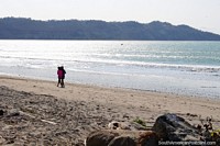 Venha a El Matal em um dia cheio de sol fora das horas de ponta e tenha-se a praia. Equador, América do Sul.