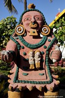 Chamán, figura de cerámica en exhibición en el parque central de Jama. Ecuador, Sudamerica.
