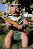 El hombre de maíz dulce, figuras ancestrales y obras de cerámica en exhibición en el parque central, Jama. Ecuador, Sudamerica.