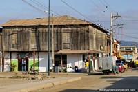 Jama caracteriza-se por alguns velhos edifïcios de madeira na cidade. Equador, América do Sul.