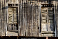 Las viejas persianas de madera te recuerdan los días de los vaqueros y indios, edificio en Jama. Ecuador, Sudamerica.