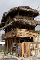 La Casa de Bambú en Canoa, 3 niveles con balcones y techo de paja. Ecuador, Sudamerica.