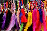 Atrapasueños de colores brillantes con plumas, compre uno en Montañita, artesanías callejeras. Ecuador, Sudamerica.