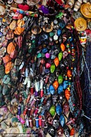Colgantes y collares con piedras de colores, souvenirs en Montañita. Ecuador, Sudamerica.