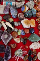 As rochas coloridas belas, assombrosas, para a venda em Montanita, começam a sua coleção hoje. Equador, América do Sul.