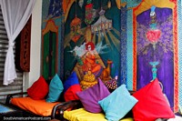 Belo mural e travesseiros coloridos neste café e ociosidade em Montanita. Equador, América do Sul.