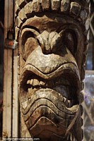 Entalho de madeira fantástico de uma cara em Montanita, semelhante a um entalho maori. Equador, América do Sul.