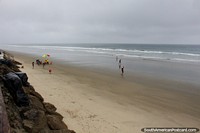 A praia de Montanita, festa central na costa, imagine um dia ensolarado na alta temporada. Equador, América do Sul.