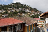 Colina com casas, examine da praça pública principal em Zaruma. Equador, América do Sul.