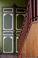 As portas de madeira e as escadarias estão em todo lugar em Zaruma, grande porta verde. Equador, América do Sul.