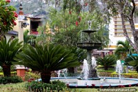 Fuente, palmeras y jardines en la Plaza Independencia en Zaruma. Ecuador, Sudamerica.