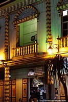 Artes e loja de lembranças em nïvel fundamental deste edifïcio clássico em Zaruma a noite. Equador, América do Sul.