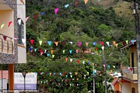 Bandeiras coloridas nas ruas em Malvas, muito atraente, perto de Zaruma. Equador, América do Sul.