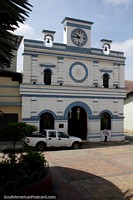 Iglesia blanca con 2 campanas y un reloj en Portovelo, localidad cercana a Zaruma. Ecuador, Sudamerica.
