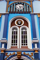 Increíble fachada con un reloj, un erudito, ventanas y columnas arqueadas, edificio La Dolorosa para la educación en Loja. Ecuador, Sudamerica.