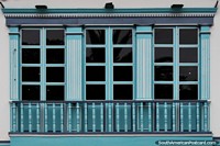 Versión más grande de Ventanas simétricas y el balcón coloreado del edificio del gobierno en Loja.