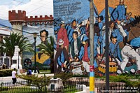O mural mais enorme pode imaginar em volta de portas de cidade em Loja, grande cena de batalha da independência. Equador, América do Sul.