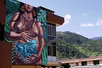 Mulher indïgena grávida de um bebê, mural enorme na Zamora em um lado de edifïcio. Equador, América do Sul.