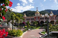 Catedral e Parque central na Zamora, muito bela de fato. Equador, América do Sul.