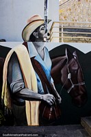 Versão maior do Vaqueiro com chapéu branco e lenço e um cavalo marrom, arte de rua na Zamora.
