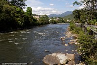O Rio de Zamora desce do parque nacional Podocarpus e encabeça a Loja. Equador, América do Sul.
