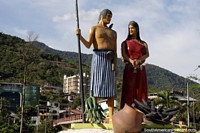 Monumento Shuar en Zamora, nueva versión arreglada, el hombre tiene una nueva falda a rayas y lleva diferentes prendas en la cabeza. Ecuador, Sudamerica.