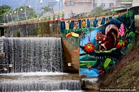 Belo mural que apresenta um esquilo por Diego Paqui no novo malecon em Yantzaza. Equador, América do Sul.