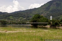 Simplemente hermoso, al lado del río en Yantzaza con el puente y verdes colinas que lo rodean. Ecuador, Sudamerica.