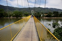 De Yantzaza, atravesse a ponte sobre o rio Zamora até a Praia Rica. Equador, América do Sul.