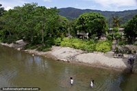 Versión más grande de Playa Rica con exuberantes alrededores verdes a través del río en Yantzaza.
