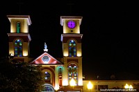 As igrejas parecem melhores a noite com as luzes em, Yantzaza em Oriente. Equador, América do Sul.