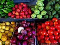 Tomate de árvore, cebola vermelha, maracuya, pimentões verdes, abacate, no domingo mercado em Gualaquiza. Equador, América do Sul.