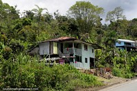 Casa de madeira em uma bela propriedade verde em Tucumbatza, ao norte de Gualaquiza. Equador, América do Sul.