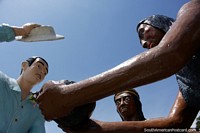 Sombreros, saludos y ofrendas de los indígenas, monumento de 3 figuras en Limón. Ecuador, Sudamerica.