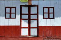Caracterizada por fachadas de edificios de madera antiguas, Limón es una pequeño pueblo en la carretera Oriente. Ecuador, Sudamerica.