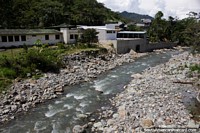 Río en Limon Indanza con muchas rocas, una buena parte del país. Ecuador, Sudamerica.