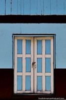 Portas, não a banda, verdadeiro um, azul e branco, Limon Indanza uma cidade de portas de madeira. Equador, América do Sul.