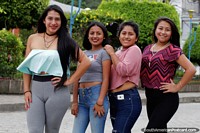 Chicas de Limón, un grupo amistoso a quien le encanta tomarse una foto. Ecuador, Sudamerica.