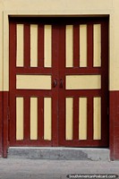 Las puertas y los patrones de madera hacen un buen arte, Limón, un pueblo de arquitectura de madera antigua. Ecuador, Sudamerica.