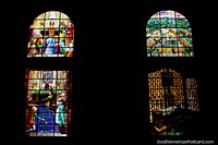 Aldeia dourada e janelas de vidro manchadas religiosas na igreja em Macas. Equador, América do Sul.