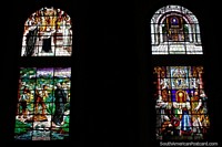 Belas janelas de vidro manchadas com temas religiosos na igreja em Macas. Equador, América do Sul.