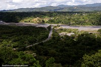 O Rio Upano e o mato verde e grosso fantástico em volta de Macas, examine do miradouro. Equador, América do Sul.