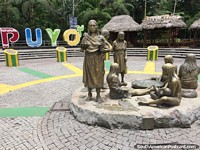 malecon turïstico junto do rio em Puyo com monumento e grande sinal. Equador, América do Sul.
