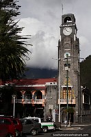 Versão maior do Bela torre do relógio ao lado do Parque Palomino Flores em Banos.
