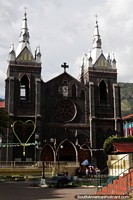 Iglesia de estilo gótico construida con piedra volcánica negra y roja, terminada en 1929, Banos. Ecuador, Sudamerica.