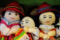 3 bonecas suaves, mulheres em chapéus tradicionais, lembranças e ofïcios em Banos. Equador, América do Sul.