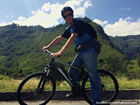 Alugue uma bicicleta em Banos e monte 16 km para baixo na via de cachoeiras, deixa vão! Equador, América do Sul.