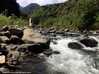 Cachoeira de Ulba e o rio em Banos na via de cachoeiras. Equador, América do Sul.