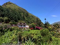 Casas na bela selva e zona rural na via de cachoeiras em Banos. Equador, América do Sul.
