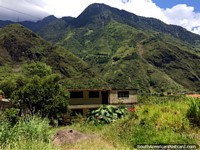 Montanhas verdes surpreendentemente belas, colinas e zona rural em Banos, pacïfico. Equador, América do Sul.